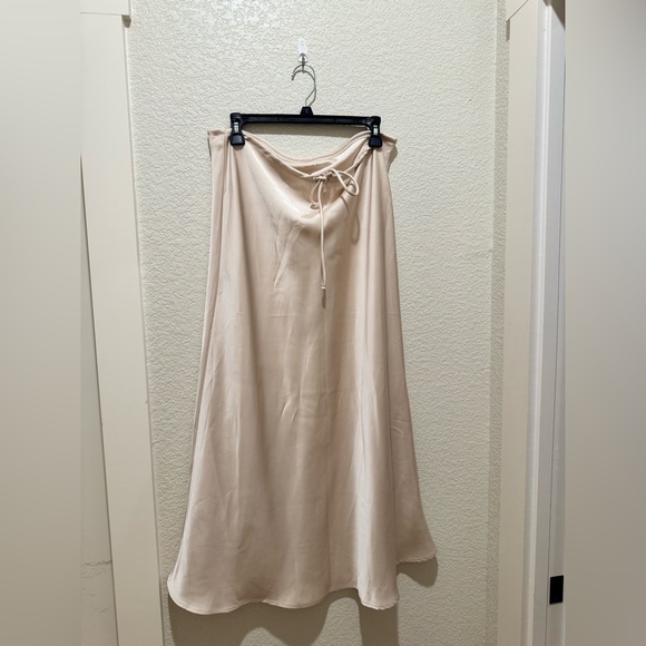 Luxe high waisted satin skirt - Picture 3 of 5